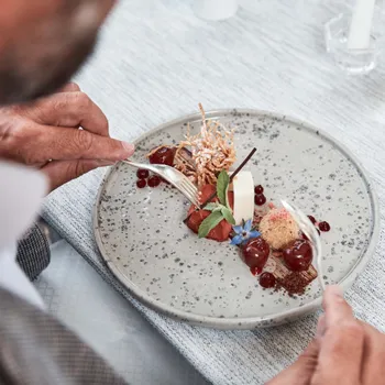 Giornate di prova (4 notti) Dessert gourmet con ciliegie, mousse e fiori commestibili su piatto maculato